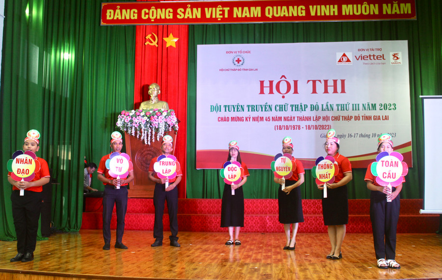 Phần thi chào hỏi của đội tuyên truyền huyện Mang Yang. Ảnh: P.L Phần thi chào hỏi của đội tuyên truyền huyện Mang Yang. Ảnh: P.L