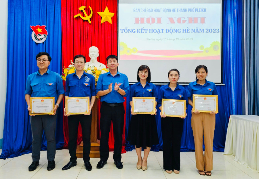 Thừa ủy quyền của Chủ tịch UBND TP. Pleiku, anh Thái Giang Nam (thứ 3 từ trái sang)-Bí thư Thành Đoàn Pleiku tặng giấy khen cho cá nhân có thành tích trong triển khai hoạt động hè. Ảnh: M.N Thừa ủy quyền của Chủ tịch UBND TP. Pleiku, anh Thái Giang Nam (thứ 3 từ trái sang)-Bí thư Thành Đoàn Pleiku tặng giấy khen cho cá nhân có thành tích trong triển khai hoạt động hè. Ảnh: M.N