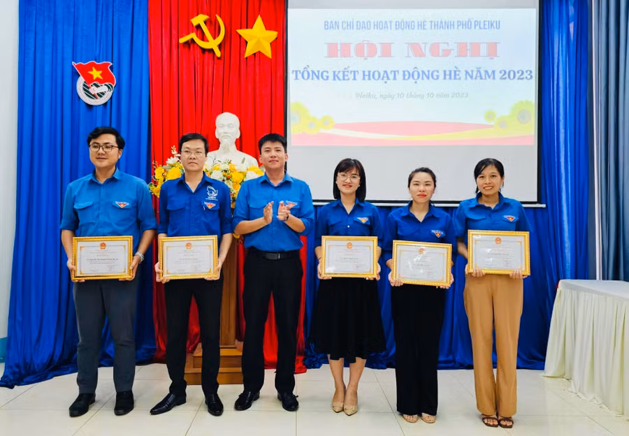 Thừa ủy quyền của Chủ tịch UBND TP. Pleiku, anh Thái Giang Nam (thứ 3 từ trái sang)-Bí thư Thành Đoàn Pleiku tặng giấy khen cho cá nhân có thành tích trong triển khai hoạt động hè. Ảnh: M.N