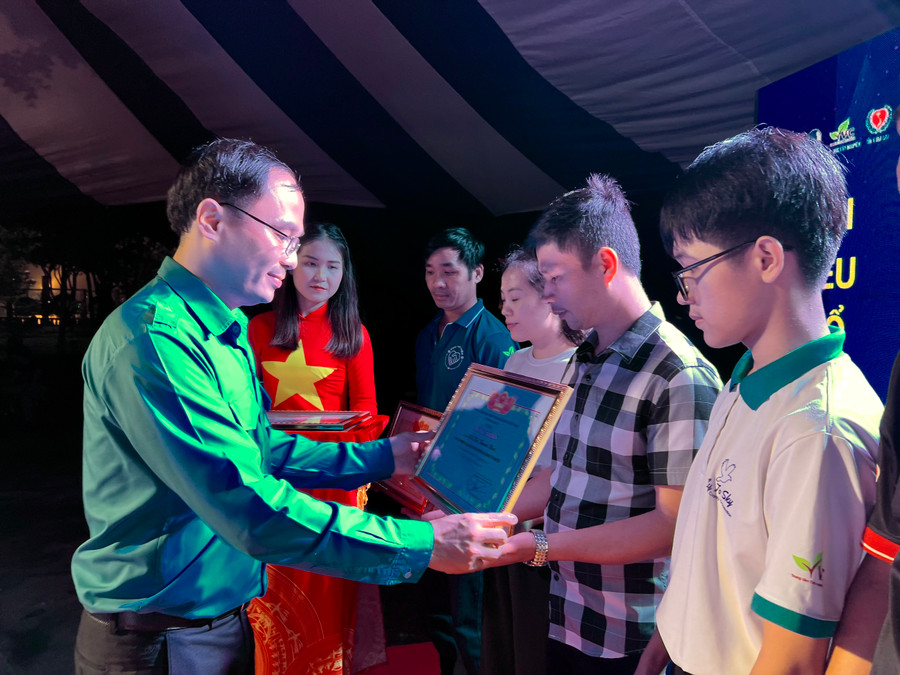 Anh Đỗ Đức Thanh-Phó Bí thư Tỉnh Đoàn, Chủ tịch Hội LHTN Việt Nam tỉnh tặng bằng khen các cá nhân có thành tích trong phong trào Tôi yêu Tổ quốc tôi. Ảnh: P.L Anh Đỗ Đức Thanh-Phó Bí thư Tỉnh Đoàn, Chủ tịch Hội LHTN Việt Nam tỉnh tặng bằng khen các cá nhân có thành tích trong phong trào Tôi yêu Tổ quốc tôi. Ảnh: P.L