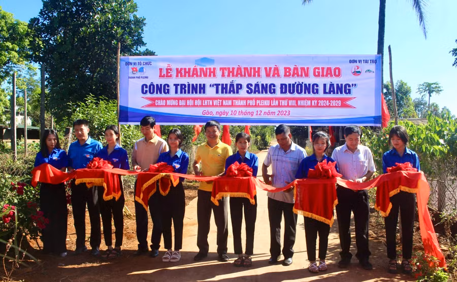 Các đại biểu cắt băng khánh thành công trình Thắp sáng đường làng tại làng C (xã Gào). Ảnh: P.L
