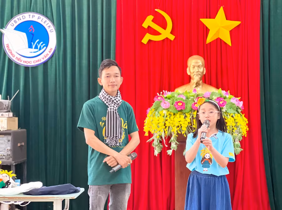 Em Nguyễn Thảo Hòa (bìa phải) tác giả truyện tranh "Dã quỳ đi tìm mùi hương" giao lưu với học sinh Trường Tiểu học Chu Văn An. Ảnh: M.N