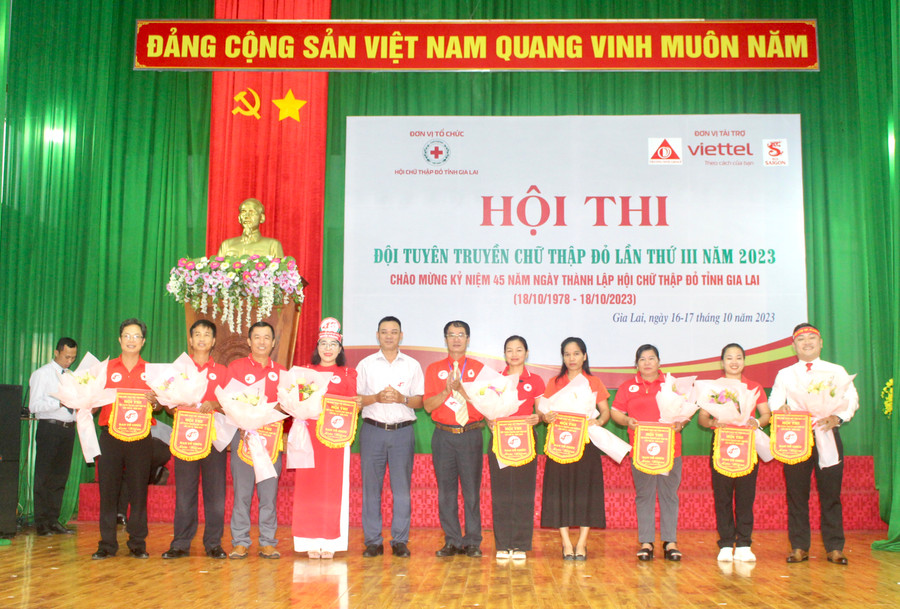 Ban tổ chức trao cờ lưu niệm cho các đội tham gia hội thi. Ảnh: P.L Ban tổ chức trao cờ lưu niệm cho các đội tham gia hội thi. Ảnh: P.L