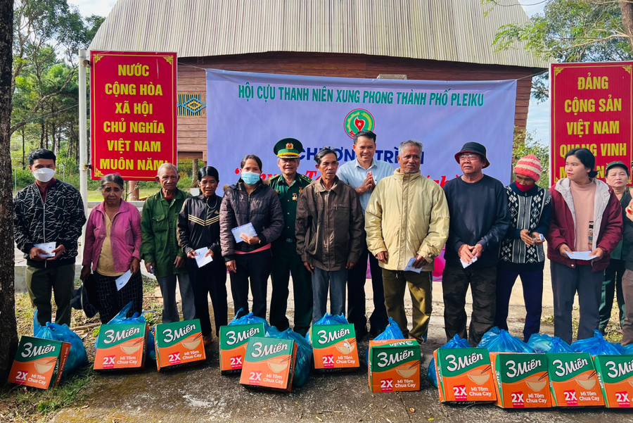 Hội Cựu TNXP TP. Pleiku tặng quà gia đình chính sách, người nghèo ở xã Gào. Ảnh: M.N