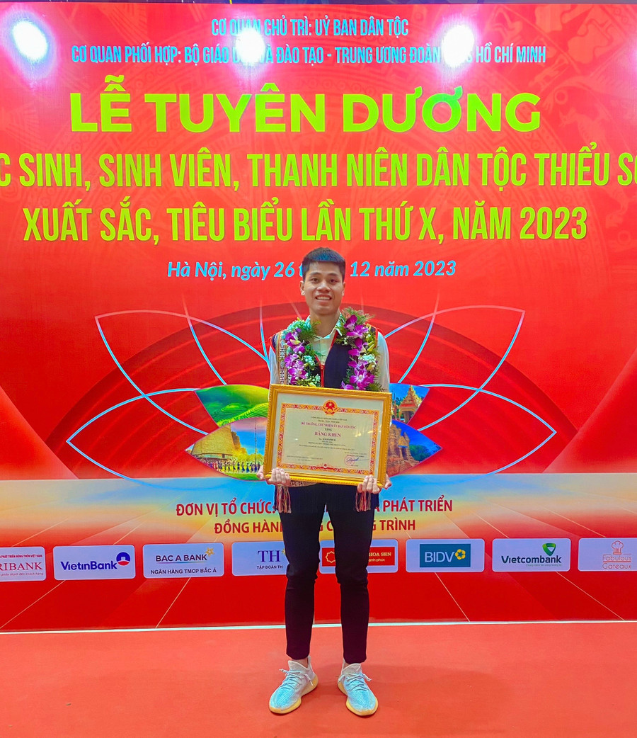 Em Ksor Phuk được tuyên dương học sinh, sinh viên, thanh niên dân tộc thiểu số xuất sắc, tiêu biểu. Ảnh: Đăng Toản