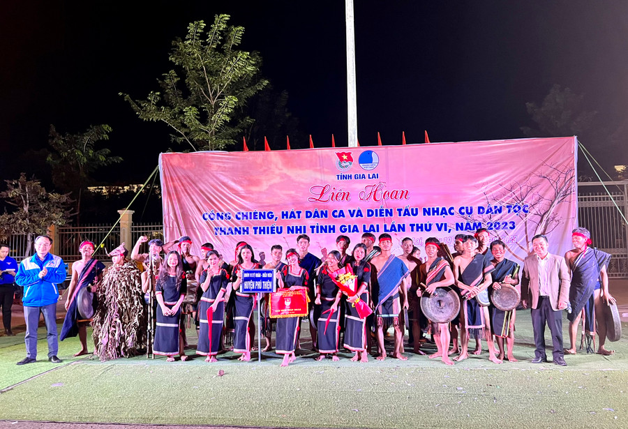 Ban tổ chức trao giải nhất toàn đoàn cho đội thi huyện Phú Thiện. Ảnh: P.L Ban tổ chức trao giải nhất toàn đoàn cho đội thi huyện Phú Thiện. Ảnh: P.L
