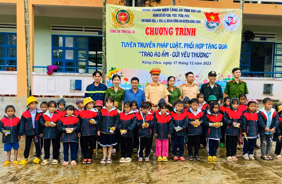 Các đơn vị tặng áo ấm cho các em học sinh tại xã Đak Pling (huyện Kông Chro). Ảnh: Thu Hiền