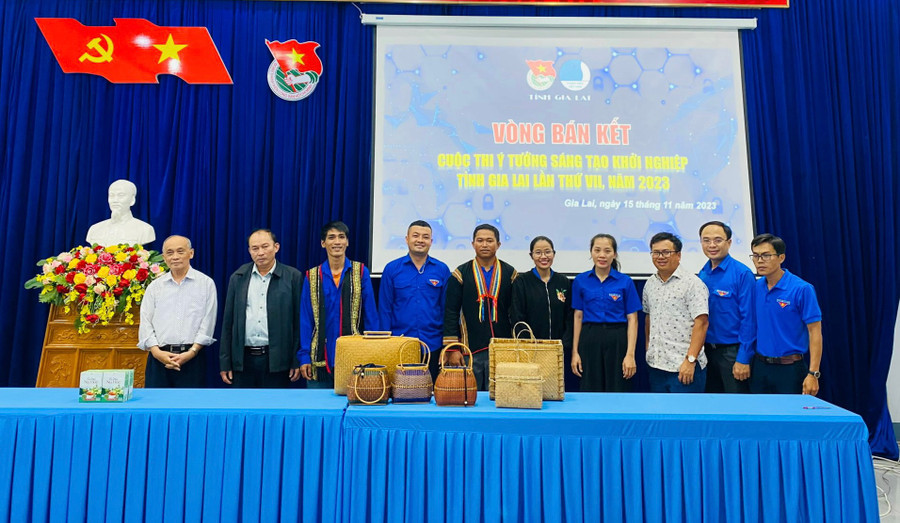 Ban Tổ chức, Ban Giám khảo cuộc thi chúc mừng 5 tác giả có dự án lọt vào vòng chung kết. Ảnh: P.L Ban Tổ chức, Ban Giám khảo cuộc thi chúc mừng 5 tác giả có dự án lọt vào vòng chung kết. Ảnh: P.L