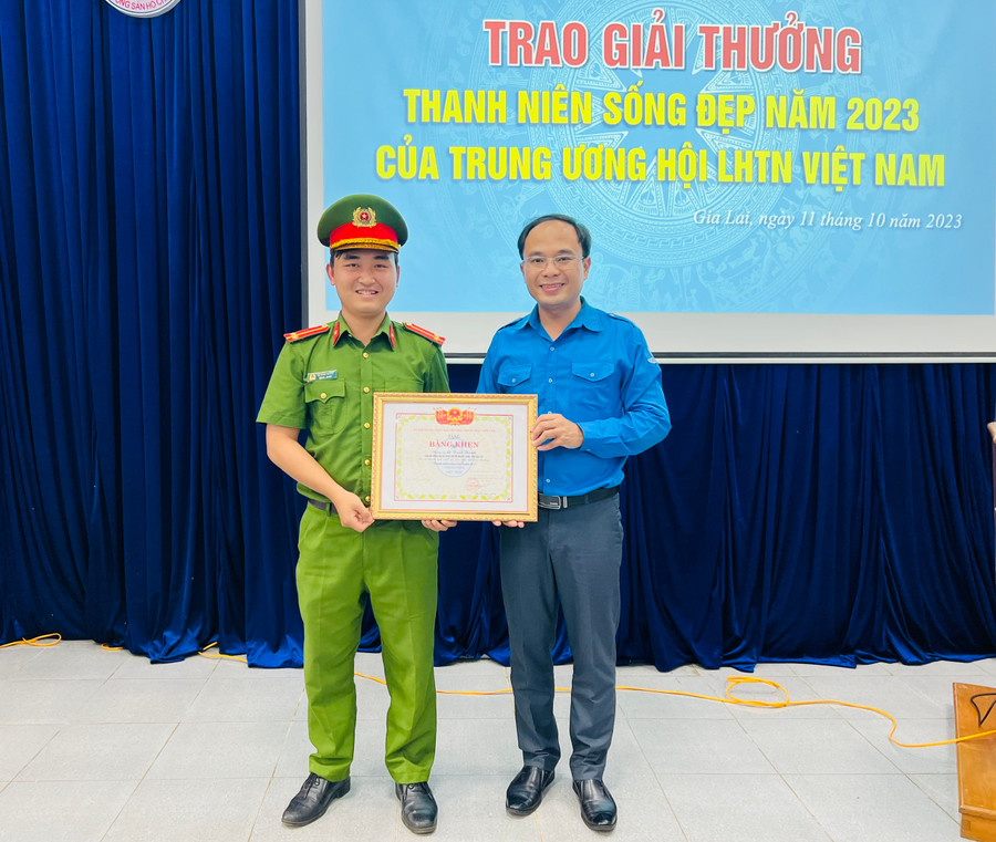 Thừa ủy quyền của Trung ương Hội LHTN Việt Nam, anh Đỗ Đức Thanh-Phó Bí thư Tỉnh Đoàn, Chủ tịch Hội LHTN Việt Nam tỉnh Gia Lai trao bằng khen cho Trung úy Lê Tuấn Thành. Ảnh M.N