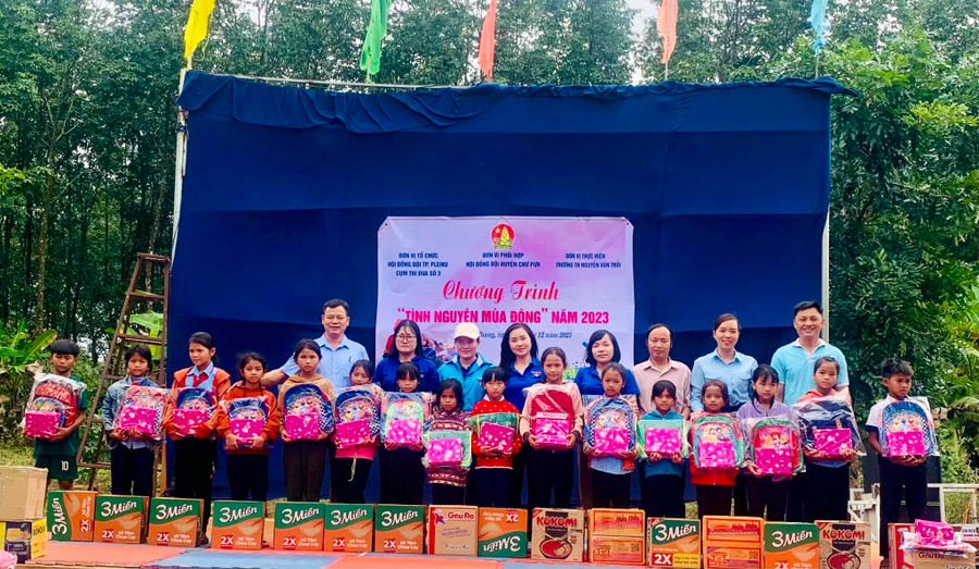 Cụm thi đua số 3 tặng quà cho học sinh Trường Tiểu học Nguyễn Văn Trỗi (xã Ia Phang, huyện Chư Pưh). Ảnh: M.N