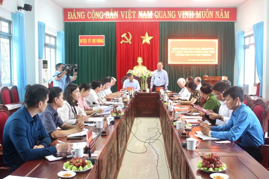 Quang cảnh buổi khảo sát tại Huyện ủy Chư Prông. Ảnh: P.L