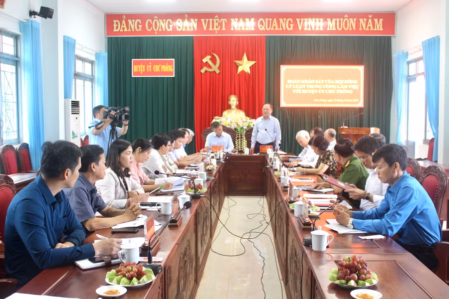 Quang cảnh buổi khảo sát tại Huyện ủy Chư Prông. Ảnh: P.L Quang cảnh buổi khảo sát tại Huyện ủy Chư Prông. Ảnh: P.L