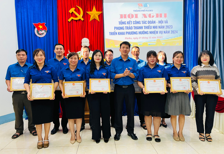 Thừa ủy quyền của Chủ tịch UBND TP. Pleiku, Bí thư Thành Đoàn Pleiku Thái Giang Nam (hàng trước, thứ 4 từ phải sang) trao giấy khen cho các tập thể, cá nhân có thành tích xuất sắc trong năm 2023. Ảnh: P.L