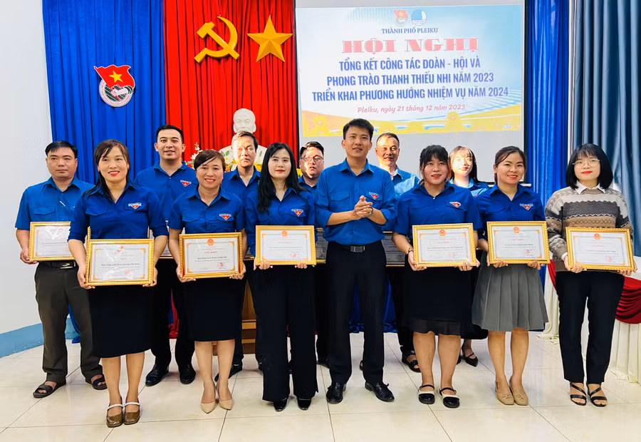 Thừa ủy quyền của Chủ tịch UBND TP. Pleiku, Bí thư Thành Đoàn Pleiku Thái Giang Nam (hàng trước, thứ 4 từ phải sang) trao giấy khen cho các tập thể, cá nhân có thành tích xuất sắc trong năm 2023. Ảnh: P.L