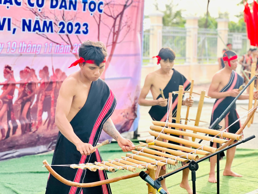 Phần thi hòa tấu nhạc cụ dân tộc của đội thi huyện Phú Thiện. Ảnh: P.L Phần thi hòa tấu nhạc cụ dân tộc của đội thi huyện Phú Thiện. Ảnh: P.L