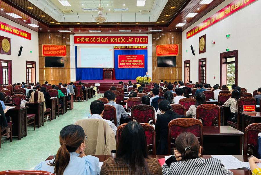 Quang cảnh lớp tập huấn, bồi dưỡng nghiệp vụ văn phòng cấp ủy. Ảnh: P.L