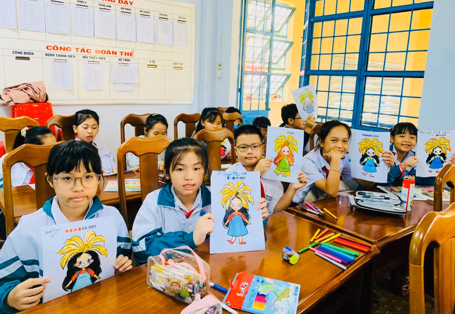 Các em học sinh Trường Tiểu học Chu Văn An tham gia hoạt động vẽ tranh tại buổi giao lưu. Ảnh: M.N