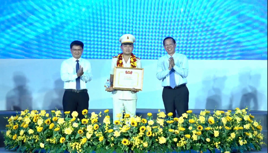 Trung úy Lê Tuấn Thành (ở giữa) là 1 trong 10 cá nhân tiêu biểu được nhận Giải thưởng Tình nguyện Quốc gia năm 2023. Ảnh: Lê Tuấn Trung úy Lê Tuấn Thành (ở giữa) là 1 trong 10 cá nhân tiêu biểu được nhận Giải thưởng Tình nguyện Quốc gia năm 2023. Ảnh: Lê Tuấn