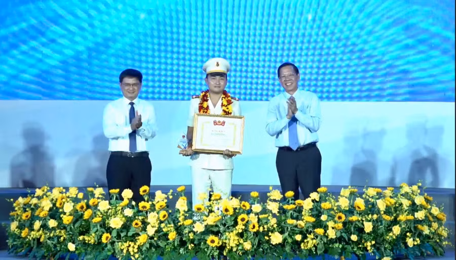 Trung úy Lê Tuấn Thành (ở giữa) là 1 trong 10 cá nhân tiêu biểu được nhận Giải thưởng Tình nguyện Quốc gia năm 2023. Ảnh: Lê Tuấn