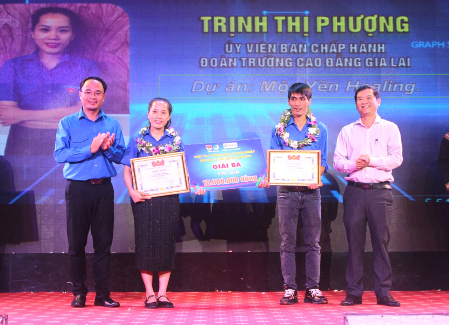 Anh Đỗ Đức Thanh (bìa trái)-Phó Bí thư Tỉnh Đoàn và Phó Tổng Biên tập Báo Gia Lai Đoàn Minh Dưỡng (bìa phải) trao giải ba cho các tác giả. Ảnh: P.L Anh Đỗ Đức Thanh (bìa trái)-Phó Bí thư Tỉnh Đoàn và Phó Tổng Biên tập Báo Gia Lai Đoàn Minh Dưỡng (bìa phải) trao giải ba cho các tác giả. Ảnh: P.L