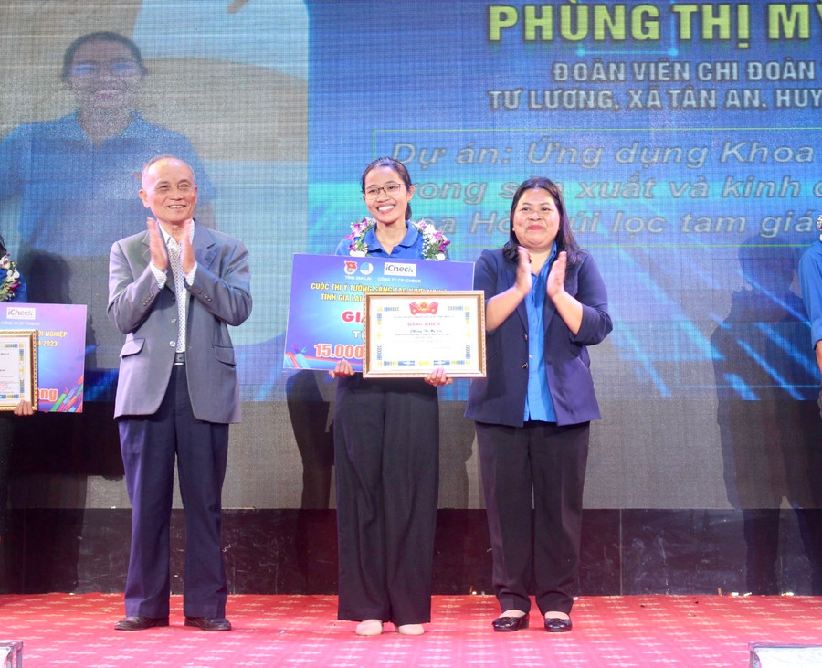 Bí thư Tỉnh Đoàn Hà Thị Giang Thảo (bìa phải) và PGS.TS Nguyễn Danh (bìa trái)-Chủ tịch Liên hiệp các Hội Khoa học và Kỹ thuật tỉnh trao giải nhì cho tác giả Phùng Thị Mỹ Lên (ở giữa). Ảnh: P.L Bí thư Tỉnh Đoàn Hà Thị Giang Thảo (bìa phải) và PGS.TS Nguyễn Danh (bìa trái)-Chủ tịch Liên hiệp các Hội Khoa học và Kỹ thuật tỉnh trao giải nhì cho tác giả Phùng Thị Mỹ Lên (ở giữa). Ảnh: P.L