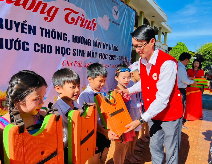 Anh Nguyễn Chí Cẩn-Phó Chủ tịch Hội Chữ thập đỏ tỉnh tặng phao tập bơi cho học sinh Trường Tiểu học Ia Nhin. Ảnh: M.N Anh Nguyễn Chí Cẩn-Phó Chủ tịch Hội Chữ thập đỏ tỉnh tặng phao tập bơi cho học sinh Trường Tiểu học Ia Nhin. Ảnh: M.N