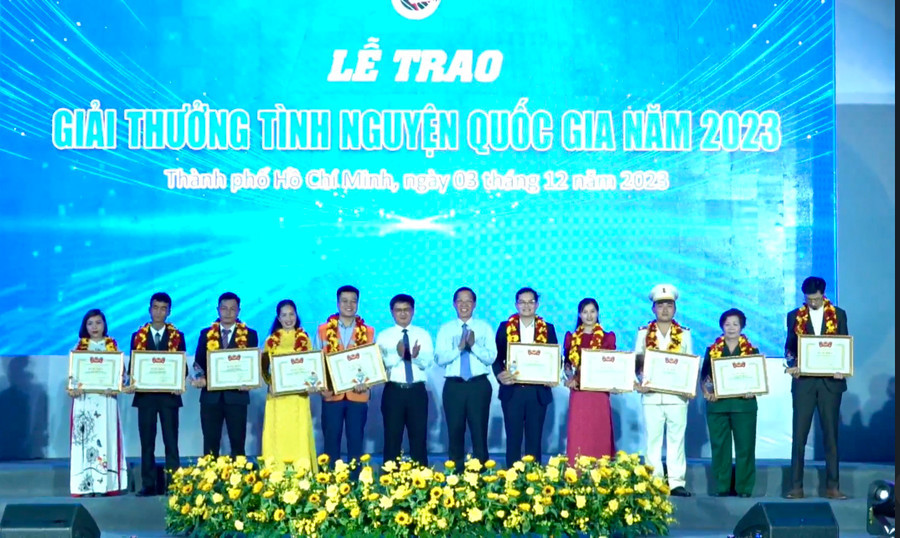 Anh Lê Tuấn Thành (thứ 3 từ phải qua) là 1 trong 10 cá nhân tiêu biểu được Trung ương Đoàn TNCS Hồ Chí Minh trao giải thưởng Tình nguyện Quốc gia năm 2023. Ảnh: Lê Tuấn Anh Lê Tuấn Thành (thứ 3 từ phải qua) là 1 trong 10 cá nhân tiêu biểu được Trung ương Đoàn TNCS Hồ Chí Minh trao giải thưởng Tình nguyện Quốc gia năm 2023. Ảnh: Lê Tuấn