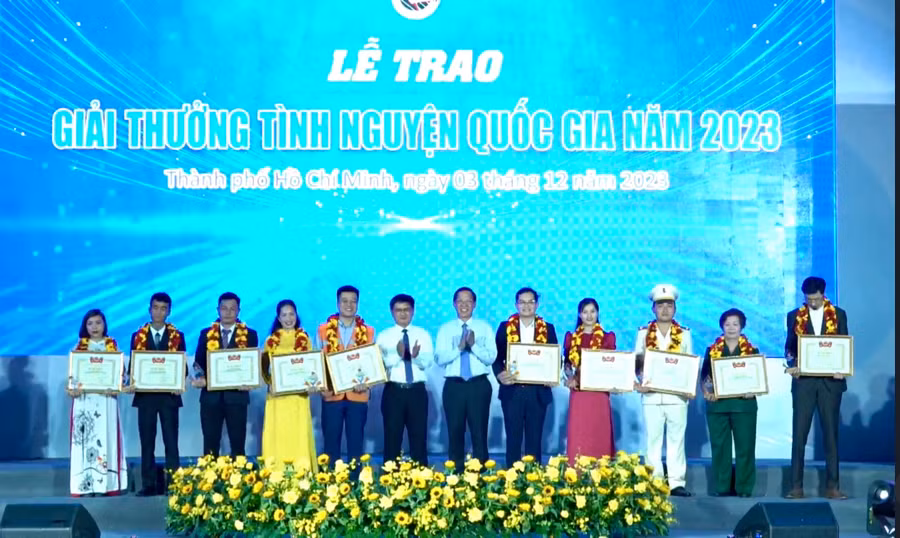 Anh Lê Tuấn Thành (thứ 3 từ phải qua) là 1 trong 10 cá nhân tiêu biểu được Trung ương Đoàn TNCS Hồ Chí Minh trao giải thưởng Tình nguyện Quốc gia năm 2023. Ảnh: Lê Tuấn