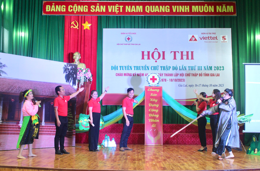 Phần thi chào hỏi ấn tượng của đội thi huyện Chư Sê. Ảnh: P.L