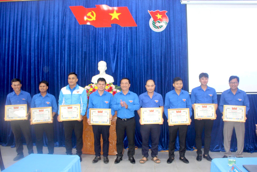 Anh Đỗ Duy Nam (ở giữa)-Phó Bí thư Tỉnh Đoàn trao bằng khen của Ban Chấp hành Tỉnh Đoàn cho các tập thể có thành tích trong thực hiện chương trình Tư vấn-Tiếp sức mùa thi. Ảnh: P.L Anh Đỗ Duy Nam (ở giữa)-Phó Bí thư Tỉnh Đoàn trao bằng khen của Ban Chấp hành Tỉnh Đoàn cho các tập thể có thành tích trong thực hiện chương trình Tư vấn-Tiếp sức mùa thi. Ảnh: P.L
