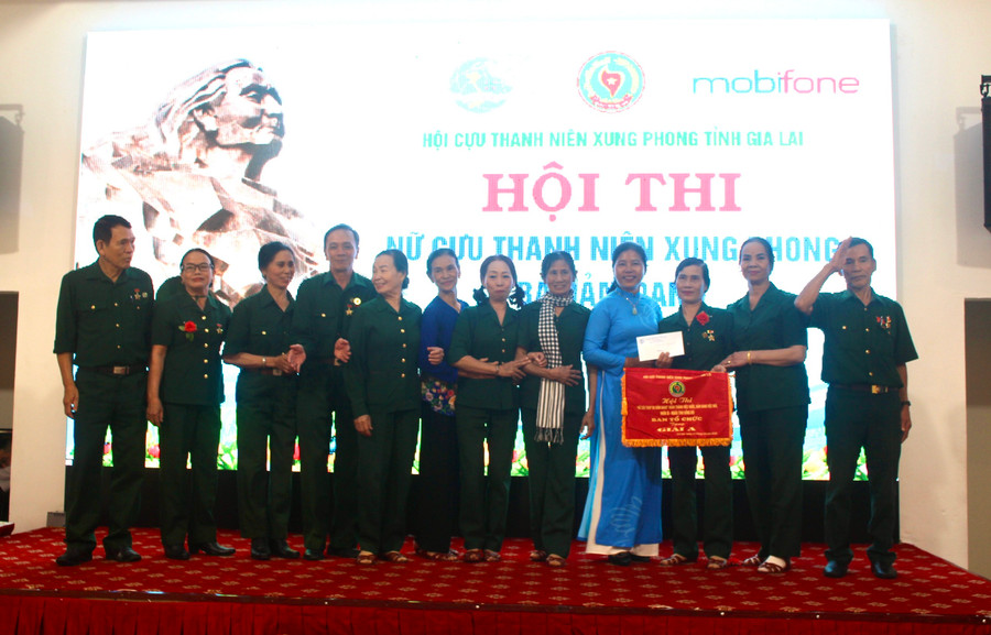 Hội cựu TNXP tỉnh trao giải A cho Hội cựu TNXP huyện Chư Sê. Ảnh: M.N Hội cựu TNXP tỉnh trao giải A cho Hội cựu TNXP huyện Chư Sê. Ảnh: M.N