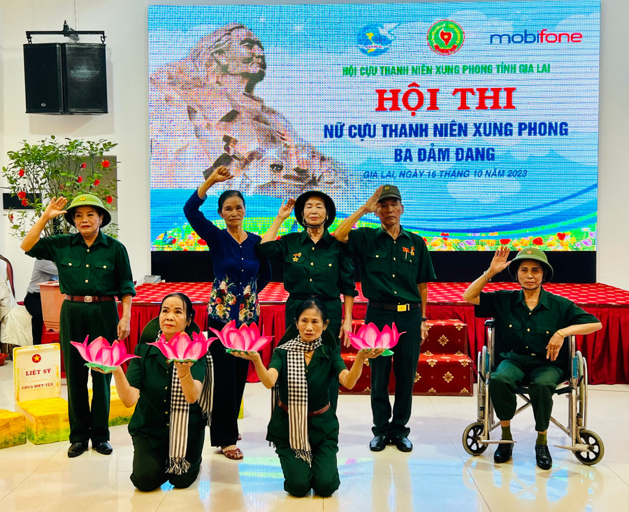 Phần thi năng khiếu của đội thi Hội cựu TNXP huyện Chư Sê. Ảnh: M.N Phần thi năng khiếu của đội thi Hội cựu TNXP huyện Chư Sê. Ảnh: M.N