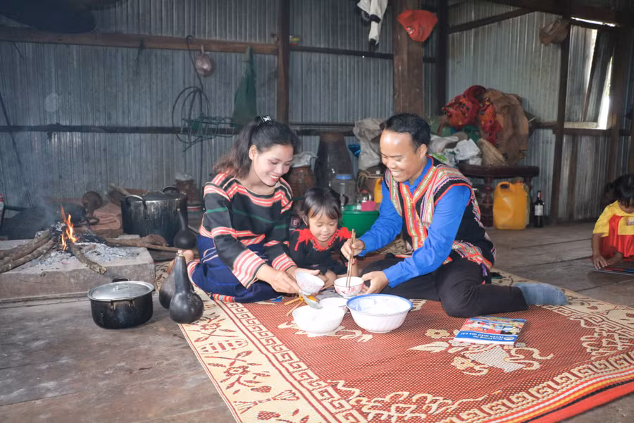 Gia đình anh Siu Hoách được tuyên dương gia đình trẻ tiêu biểu toàn quốc. Ảnh: Quang Thỏa