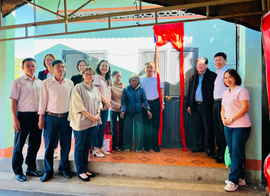 Ban Dân vận Tỉnh ủy Gia Lai phối hợp Tổng Công ty Địa ốc Sài Gòn-TNHH một thành viên bàn giao nhà cho bà Rơ Châm H’Yip (thứ 4 từ phải qua). Ảnh: P.L Ban Dân vận Tỉnh ủy Gia Lai phối hợp Tổng Công ty Địa ốc Sài Gòn-TNHH một thành viên bàn giao nhà cho bà Rơ Châm H’Yip (thứ 4 từ phải qua). Ảnh: P.L