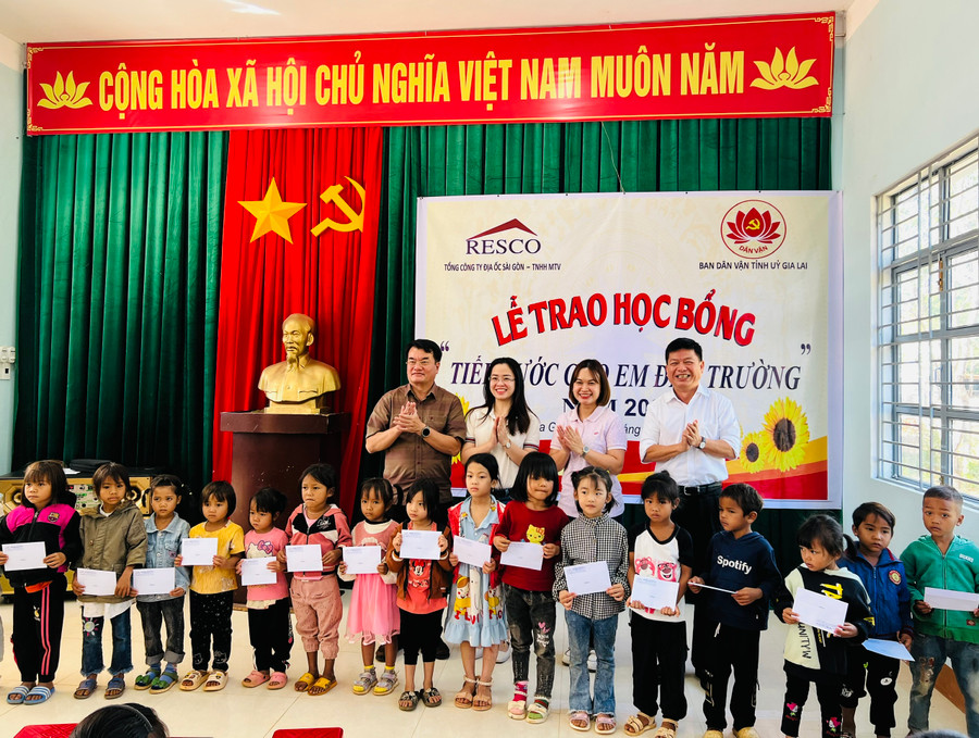 Ban Dân vận Tỉnh ủy và Tổng Công ty Địa ốc Sài Gòn-TNHH một thành viên tặng học bổng cho học sinh xã Ia Pếch. Ảnh: P.L Ban Dân vận Tỉnh ủy và Tổng Công ty Địa ốc Sài Gòn-TNHH một thành viên tặng học bổng cho học sinh xã Ia Pếch. Ảnh: P.L