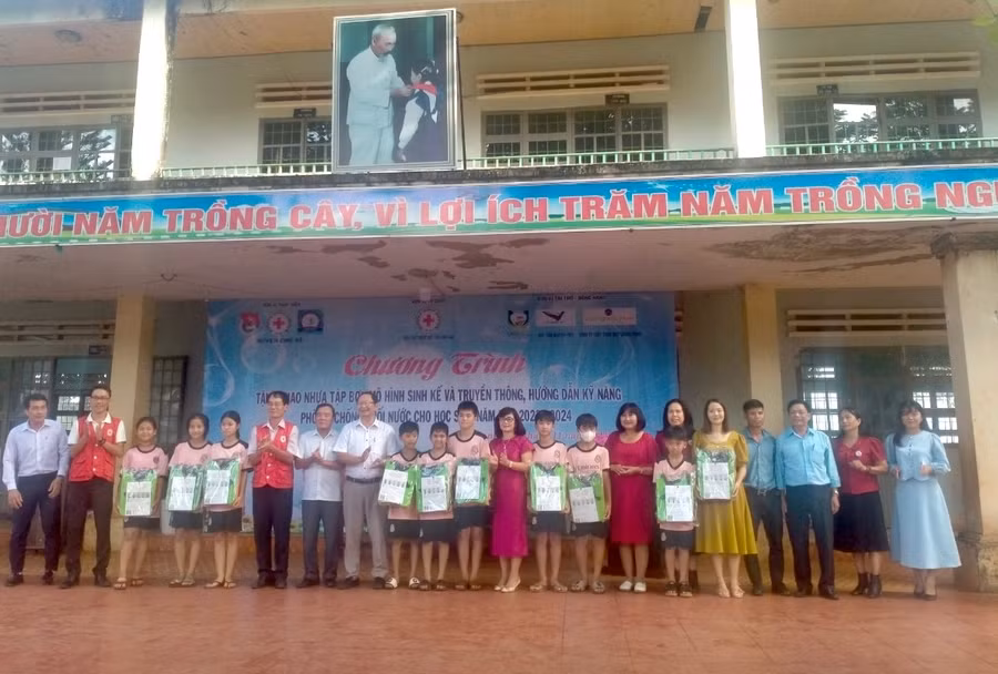 Hội Chữ thập đỏ tỉnh tặng phao nhựa tập bơi cho học sinh huyện Chư Sê. Ảnh: Đức Thiện
