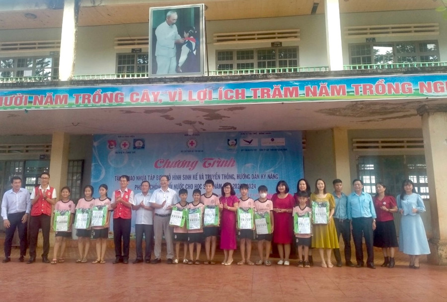 Hội Chữ thập đỏ tỉnh tặng phao nhựa tập bơi cho học sinh huyện Chư Sê. Ảnh: Đức Thiện Hội Chữ thập đỏ tỉnh tặng phao nhựa tập bơi cho học sinh huyện Chư Sê. Ảnh: Đức Thiện