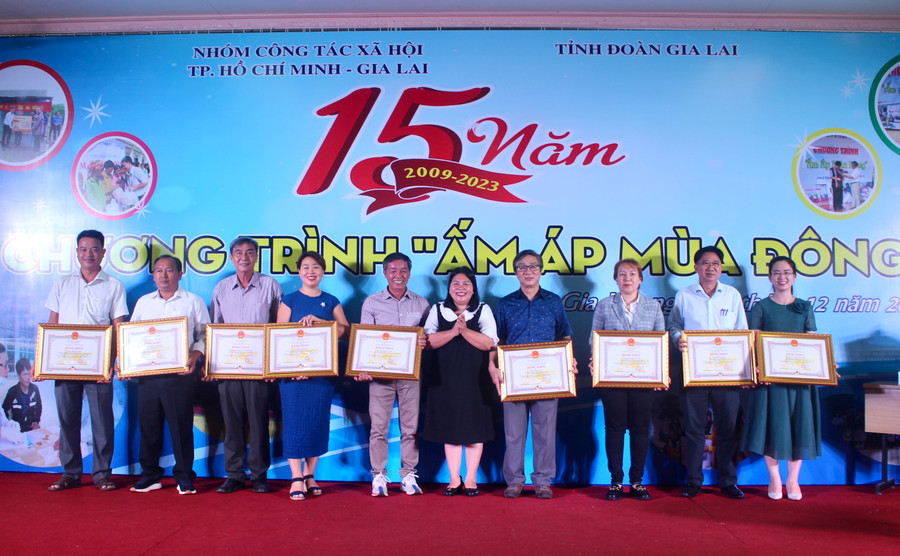 Thừa ủy quyền của Chủ tịch UBND tỉnh, chị Hà Thị Giang Thảo (thứ 5 từ phải qua)-Bí thư Tỉnh Đoàn trao bằng khen cho các tập thể, cá nhân có thành tích trong triển khai chương trình Ấm áp mùa đông. Ảnh: P.L Thừa ủy quyền của Chủ tịch UBND tỉnh, chị Hà Thị Giang Thảo (thứ 5 từ phải qua)-Bí thư Tỉnh Đoàn trao bằng khen cho các tập thể, cá nhân có thành tích trong triển khai chương trình Ấm áp mùa đông. Ảnh: P.L