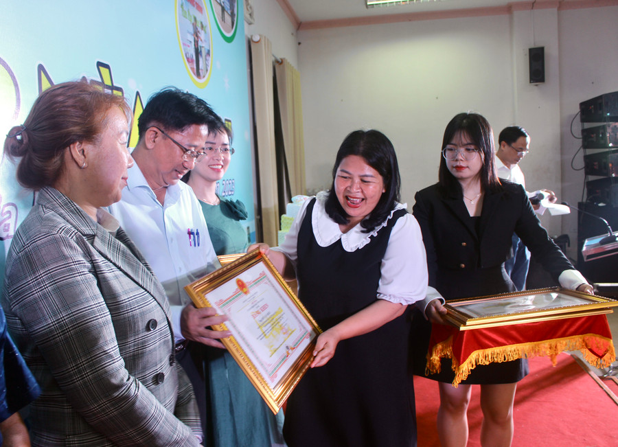 Thừa ủy quyền của Chủ tịch UBND tỉnh, chị Hà Thị Giang Thảo-Bí thư Tỉnh Đoàn trao bằng khen cho các tập thể, cá nhân có thành tích trong chương trình Ấm áp mùa đông. Ảnh: Phan Lài Thừa ủy quyền của Chủ tịch UBND tỉnh, chị Hà Thị Giang Thảo-Bí thư Tỉnh Đoàn trao bằng khen cho các tập thể, cá nhân có thành tích trong chương trình Ấm áp mùa đông. Ảnh: Phan Lài