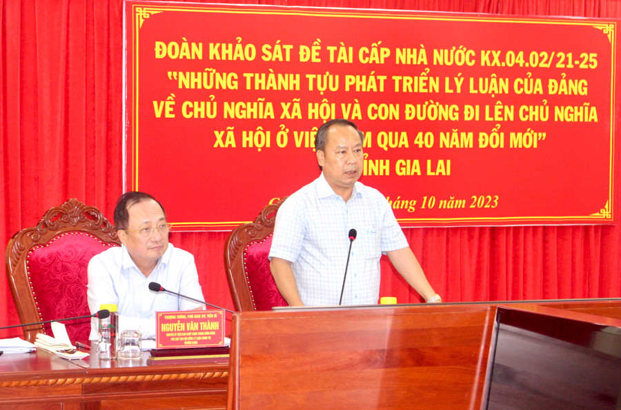 Phó Bí thư Thường trực Tỉnh ủy Châu Ngọc Tuấn (bìa phải) phát biểu tại buổi khảo sát. Ảnh: P.L