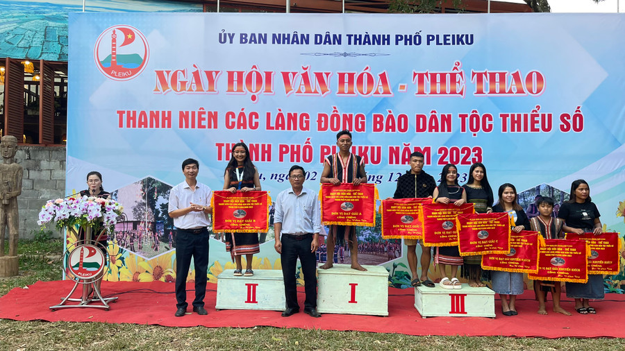 Ban tổ chức trao giải nội dung trình diễn cồng chiêng cho các đội thi. Ảnh: P.L