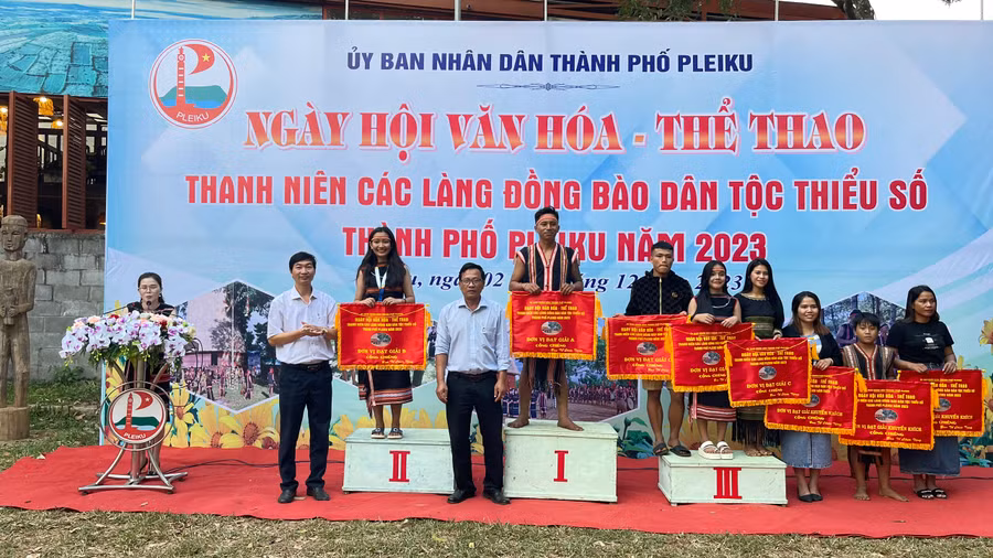 Ban tổ chức trao giải nội dung trình diễn cồng chiêng cho các đội thi. Ảnh: P.L