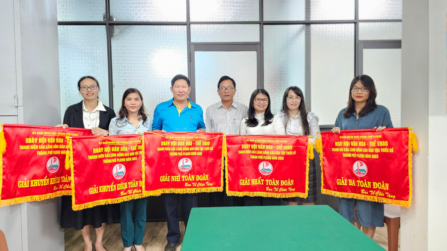 Ban tổ chức trao giải toàn đoàn cho các đơn vị. Ảnh: P.L