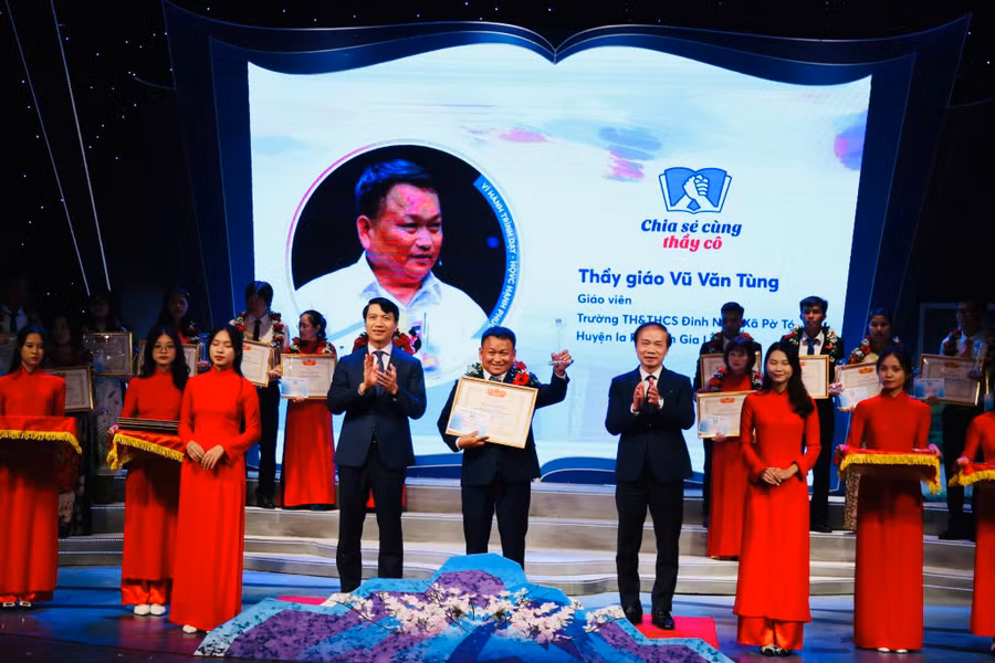 Thầy giáo Vũ Văn Tùng được tuyên dương tại chương trình Chia sẻ cùng thầy cô. Ảnh: Ban tổ chức chương trình cung cấp. Thầy giáo Vũ Văn Tùng được tuyên dương tại chương trình Chia sẻ cùng thầy cô. Ảnh: Ban tổ chức chương trình cung cấp.