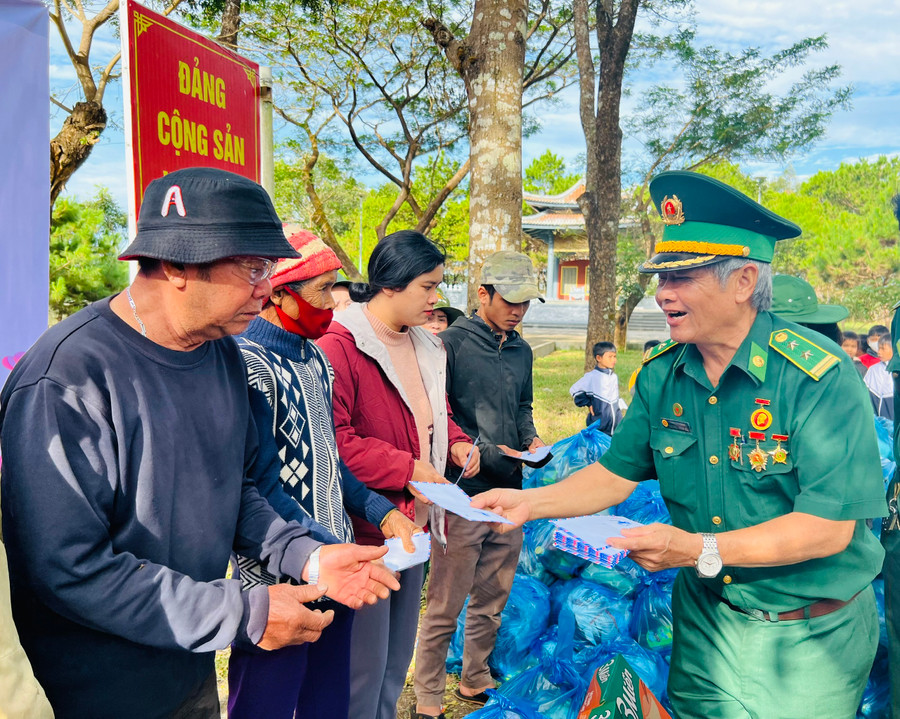 Ông Trương Minh Hải (bìa phải)-Chủ tịch Hội Cựu TNXP TP. Pleiku tặng quà người dân xã Gào. Ảnh: M.N
