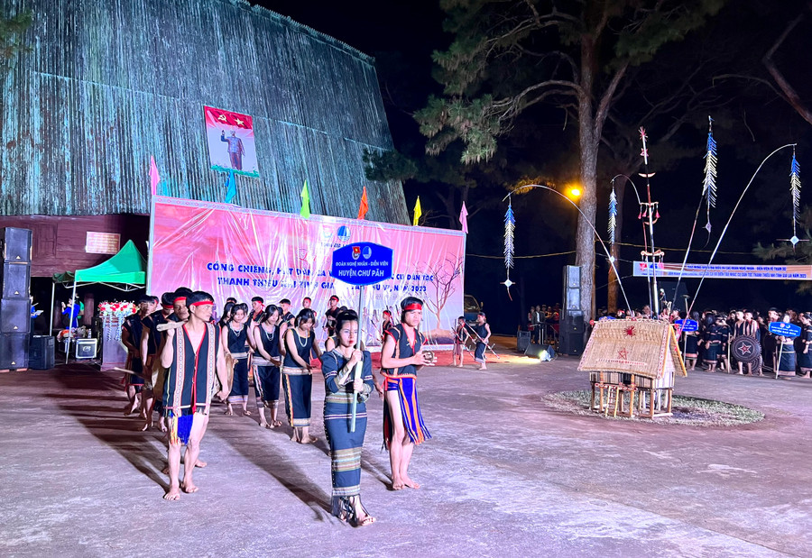 Đội thi huyện Chư Păh mang đến Liên hoan những phần trình diễn ấn tượng. Ảnh: P.L Đội thi huyện Chư Păh mang đến Liên hoan những phần trình diễn ấn tượng. Ảnh: P.L