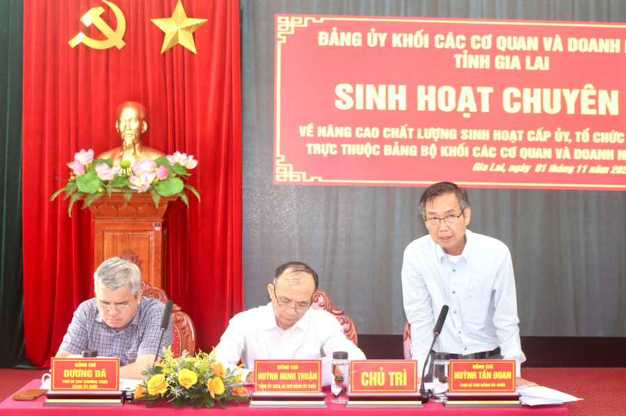 Các đồng chí: Huỳnh Minh Thuận (ở giữa)- Bí thư Đảng ủy Khối; Dương Dã (bìa trái)-Phó Bí thư Thường trực Đảng ủy Khối; Huỳnh Tấn Đoan-Phó Bí thư Đảng ủy Khối chủ trì buổi sinh hoạt chuyên đề. Ảnh: P.L Các đồng chí: Huỳnh Minh Thuận (ở giữa)- Bí thư Đảng ủy Khối; Dương Dã (bìa trái)-Phó Bí thư Thường trực Đảng ủy Khối; Huỳnh Tấn Đoan-Phó Bí thư Đảng ủy Khối chủ trì buổi sinh hoạt chuyên đề. Ảnh: P.L