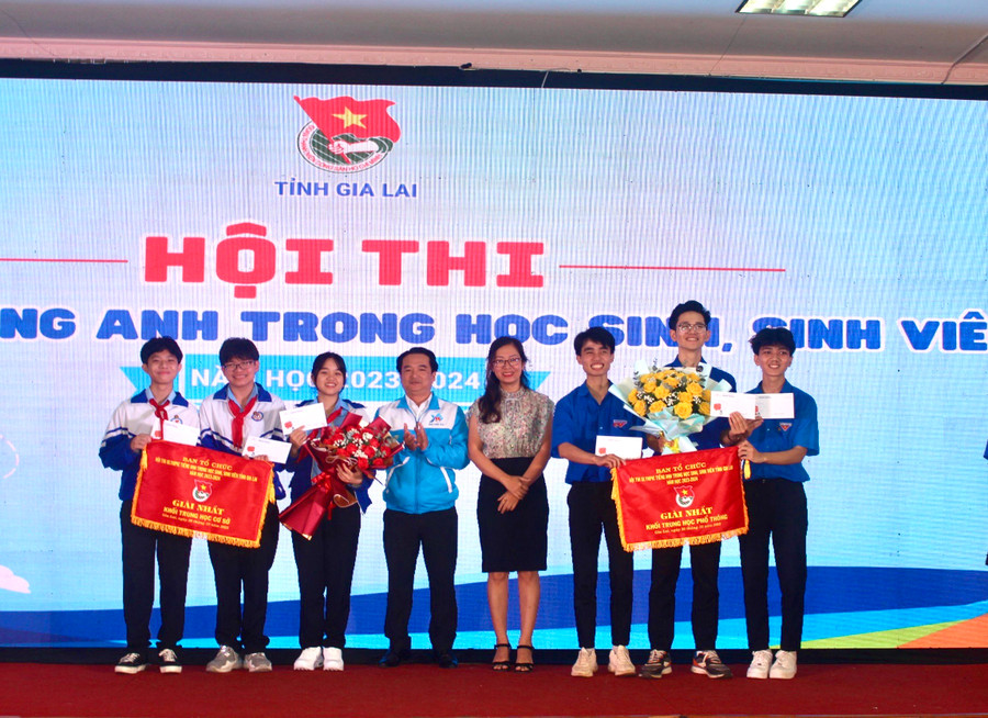 Ban tổ chức trao giải nhất cho các đội thi. Ảnh: P.L Ban tổ chức trao giải nhất cho các đội thi. Ảnh: P.L