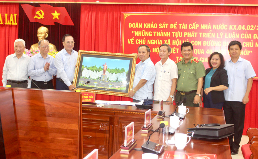 Phó Bí thư Thường trực Tỉnh ủy Gia Lai Châu Ngọc Tuấn (thứ 5 từ phải sang) trao quà lưu niệm cho đoàn khảo sát. Ảnh: P.L