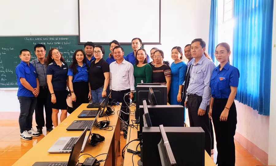 Đoàn Khối các Cơ quan và Doanh nghiệp tỉnh Gia Lai cùng các đơn vị trao máy tính cho Trường THCS Dân tộc Nội trú huyện Phú Thiện. Ảnh: Lệ Bích Đoàn Khối các Cơ quan và Doanh nghiệp tỉnh Gia Lai cùng các đơn vị trao máy tính cho Trường THCS Dân tộc Nội trú huyện Phú Thiện. Ảnh: Lệ Bích